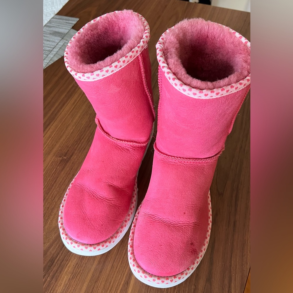 UGG CLASSIC SHORT HEARTS PINK HOT SHEARLING LINED BOOTS US 8